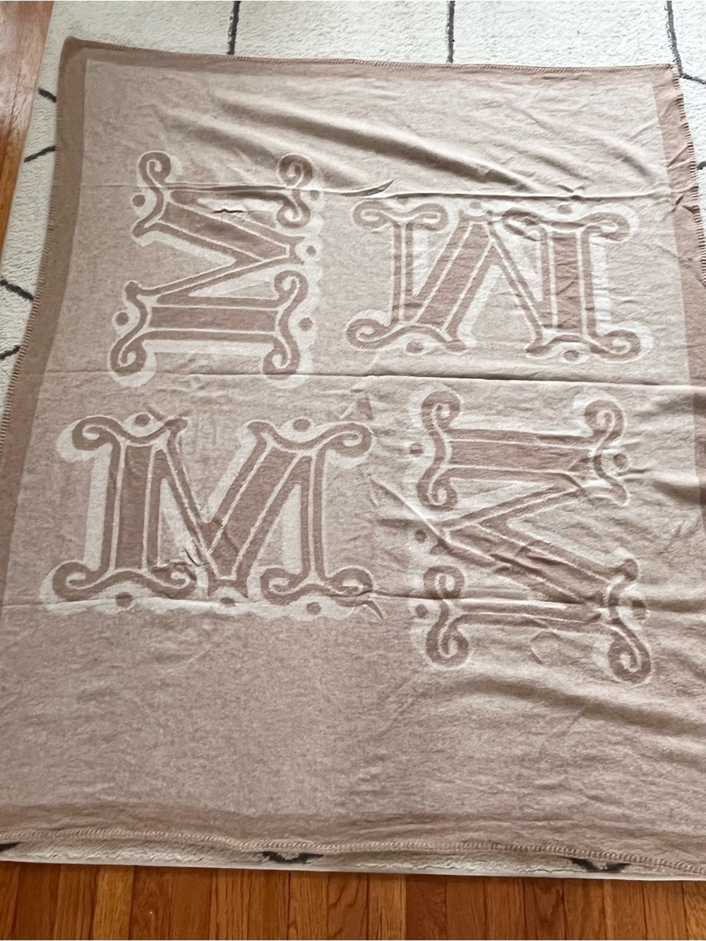 Max Mara Throw Blanket 50”x60” Beige and Cream Made in Italy Read* - Picture 4 of 7
